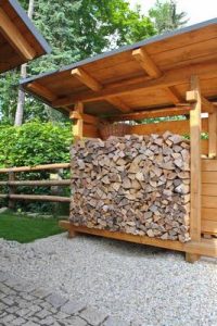 Brennholz-richtig-lagern-Holzschuppen-bauen-oder-kaufen