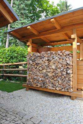 So können Sie Brennholz richtig lagern. Einen Holzschuppen können Sie bauen oder kaufen.